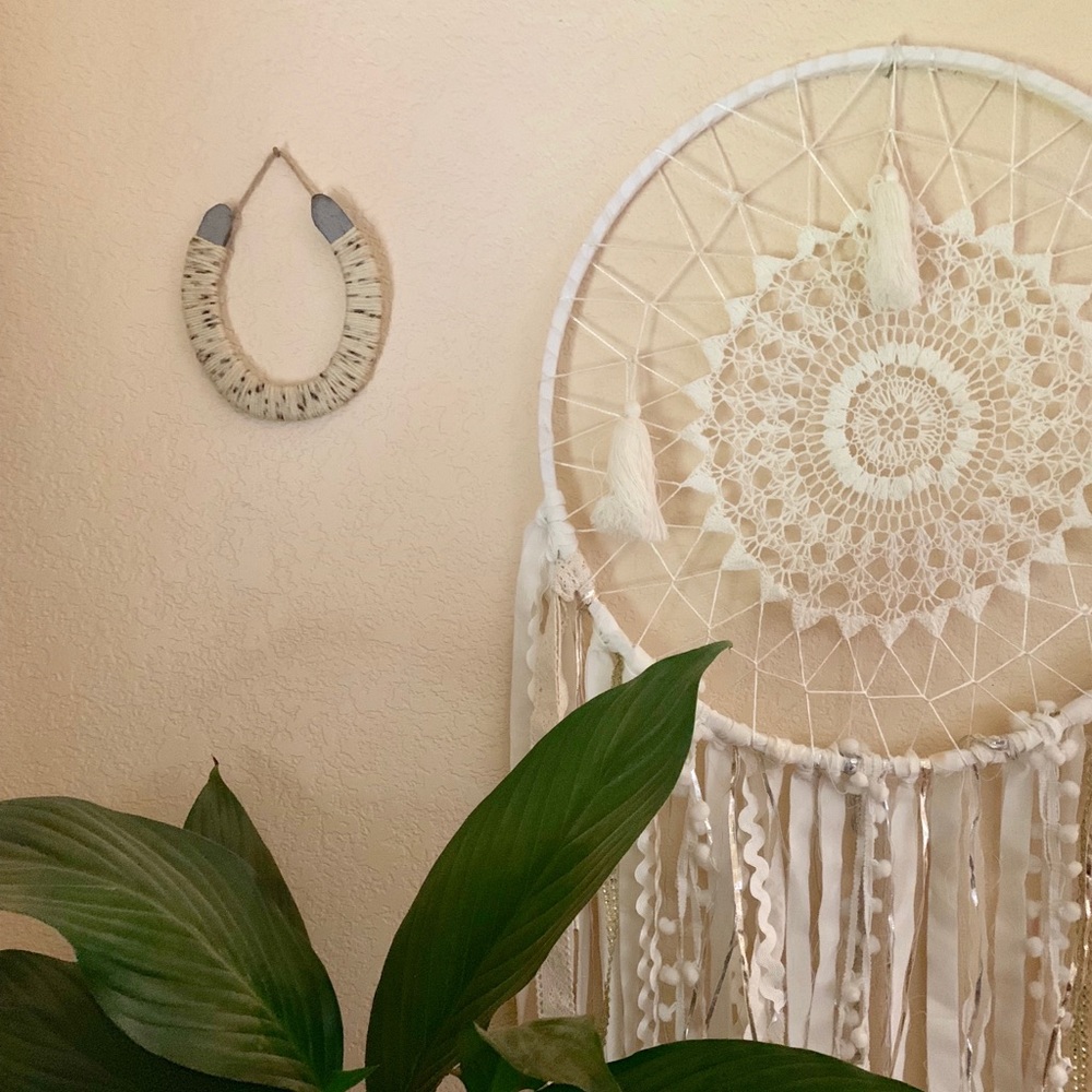 Off-White Blanket Yarn Horseshoe Wall Decor - Picture 1 of 4